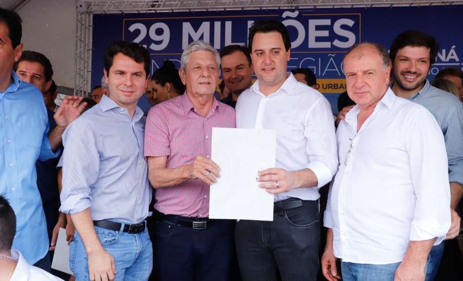Londrina e outros sete municípios do Norte do Paraná terão R$ 29,8 milhões para fazer investimentos em escolas, ruas, centro cultural e compra de equipamentos. O governador Carlos Massa Ratinho Junior esteve nesta quinta-feira (03) em Londrina, onde recebeu os prefeitos e autorizou as licitações e homologações dos projetos.