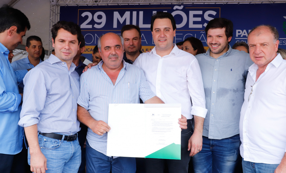 Londrina e outros sete municípios do Norte do Paraná terão R$ 29,8 milhões para fazer investimentos em escolas, ruas, centro cultural e compra de equipamentos. O governador Carlos Massa Ratinho Junior esteve nesta quinta-feira (03) em Londrina, onde recebeu os prefeitos e autorizou as licitações e homologações dos projetos.