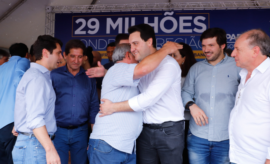 Londrina e outros sete municípios do Norte do Paraná terão R$ 29,8 milhões para fazer investimentos em escolas, ruas, centro cultural e compra de equipamentos. O governador Carlos Massa Ratinho Junior esteve nesta quinta-feira (03) em Londrina, onde recebeu os prefeitos e autorizou as licitações e homologações dos projetos.