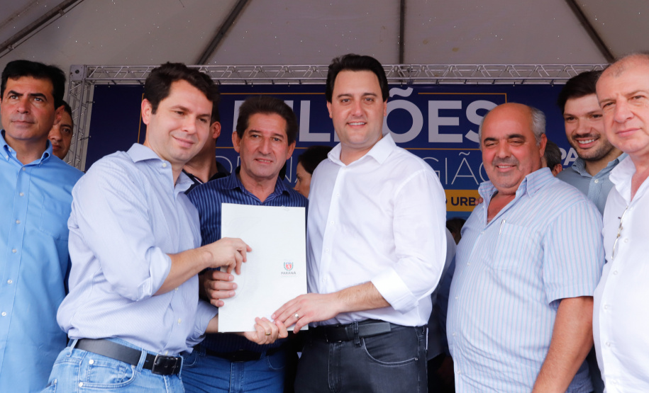 Londrina e outros sete municípios do Norte do Paraná terão R$ 29,8 milhões para fazer investimentos em escolas, ruas, centro cultural e compra de equipamentos. O governador Carlos Massa Ratinho Junior esteve nesta quinta-feira (03) em Londrina, onde recebeu os prefeitos e autorizou as licitações e homologações dos projetos.