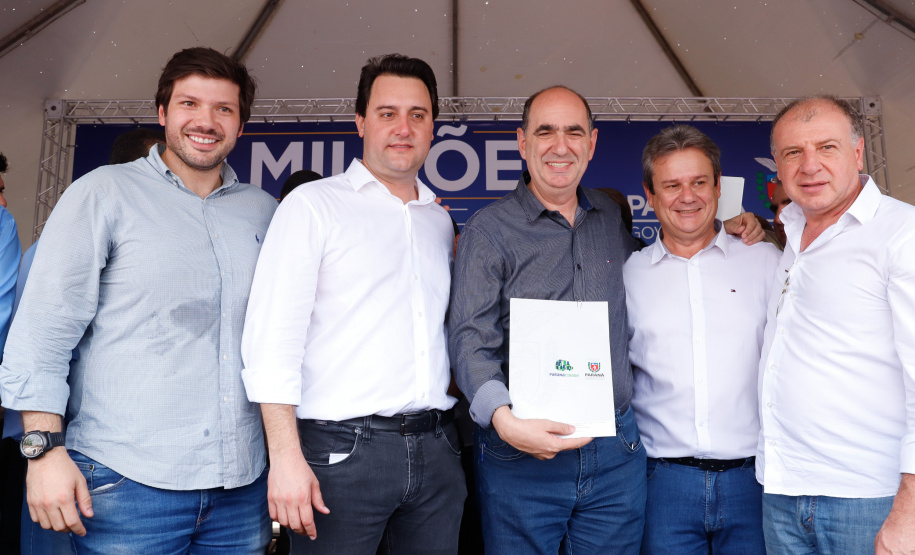 Londrina e outros sete municípios do Norte do Paraná terão R$ 29,8 milhões para fazer investimentos em escolas, ruas, centro cultural e compra de equipamentos. O governador Carlos Massa Ratinho Junior esteve nesta quinta-feira (03) em Londrina, onde recebeu os prefeitos e autorizou as licitações e homologações dos projetos.