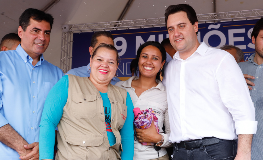 Londrina e outros sete municípios do Norte do Paraná terão R$ 29,8 milhões para fazer investimentos em escolas, ruas, centro cultural e compra de equipamentos. O governador Carlos Massa Ratinho Junior esteve nesta quinta-feira (03) em Londrina, onde recebeu os prefeitos e autorizou as licitações e homologações dos projetos.