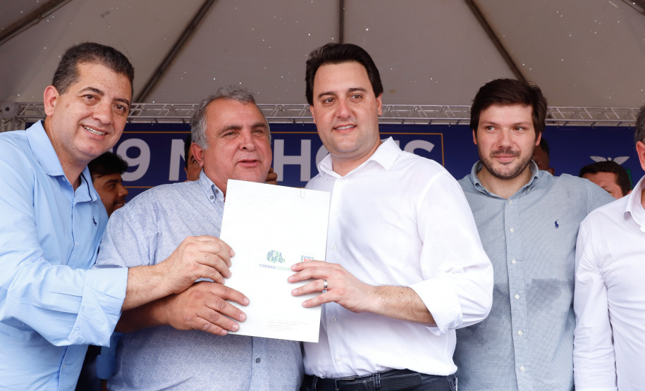 Londrina e outros sete municípios do Norte do Paraná terão R$ 29,8 milhões para fazer investimentos em escolas, ruas, centro cultural e compra de equipamentos. O governador Carlos Massa Ratinho Junior esteve nesta quinta-feira (03) em Londrina, onde recebeu os prefeitos e autorizou as licitações e homologações dos projetos.