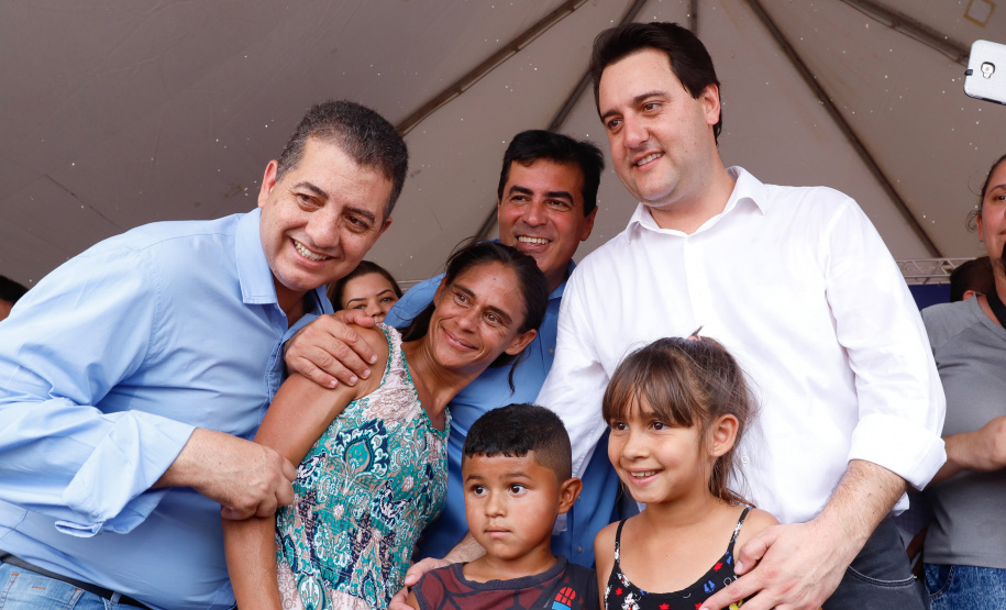 Londrina e outros sete municípios do Norte do Paraná terão R$ 29,8 milhões para fazer investimentos em escolas, ruas, centro cultural e compra de equipamentos. O governador Carlos Massa Ratinho Junior esteve nesta quinta-feira (03) em Londrina, onde recebeu os prefeitos e autorizou as licitações e homologações dos projetos.