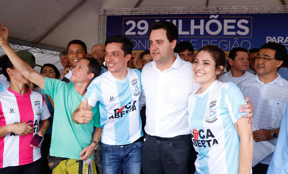 Londrina e outros sete municípios do Norte do Paraná terão R$ 29,8 milhões para fazer investimentos em escolas, ruas, centro cultural e compra de equipamentos. O governador Carlos Massa Ratinho Junior esteve nesta quinta-feira (03) em Londrina, onde recebeu os prefeitos e autorizou as licitações e homologações dos projetos.