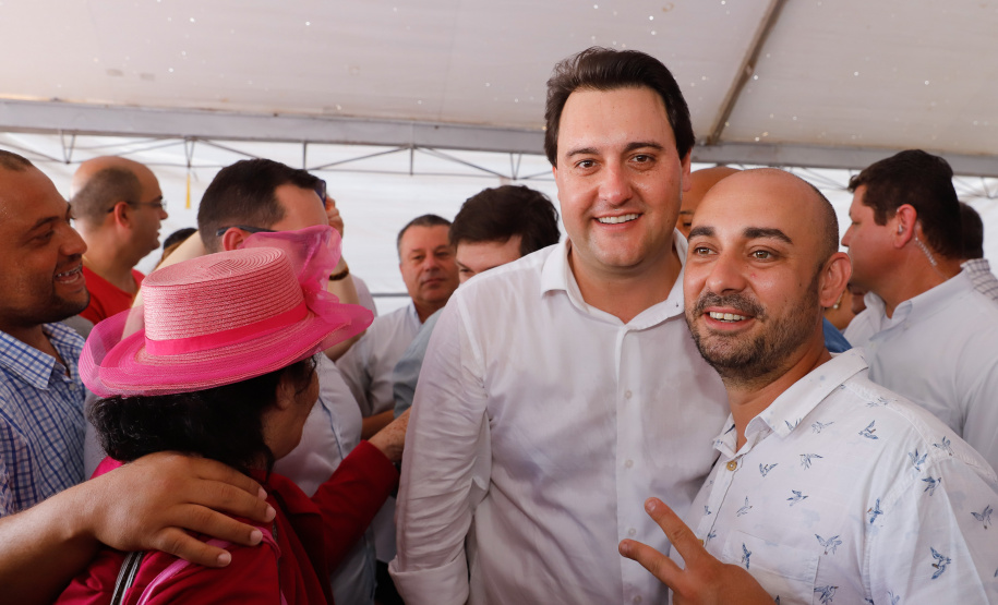 Londrina e outros sete municípios do Norte do Paraná terão R$ 29,8 milhões para fazer investimentos em escolas, ruas, centro cultural e compra de equipamentos. O governador Carlos Massa Ratinho Junior esteve nesta quinta-feira (03) em Londrina, onde recebeu os prefeitos e autorizou as licitações e homologações dos projetos.