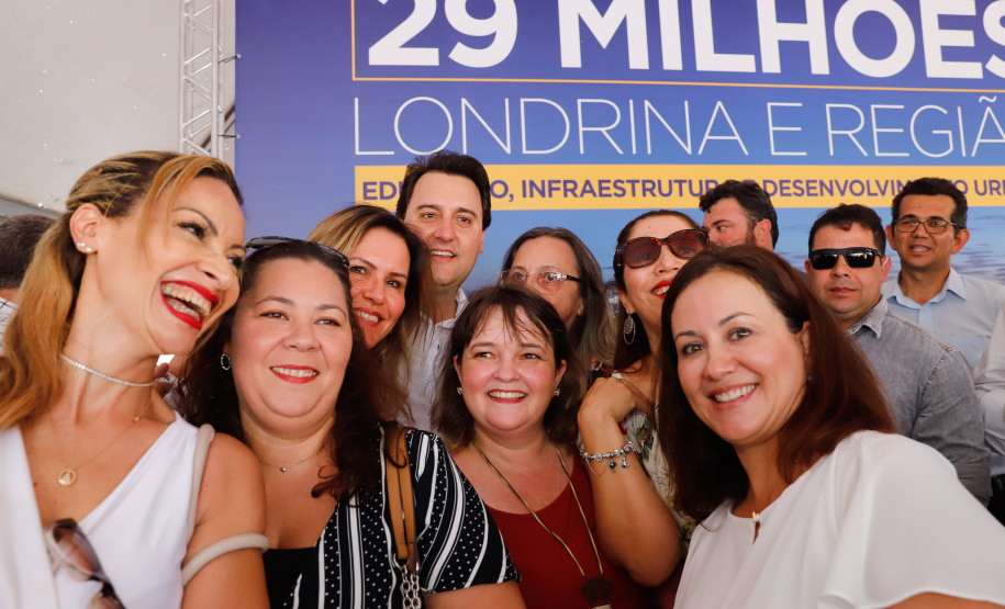 Londrina e outros sete municípios do Norte do Paraná terão R$ 29,8 milhões para fazer investimentos em escolas, ruas, centro cultural e compra de equipamentos. O governador Carlos Massa Ratinho Junior esteve nesta quinta-feira (03) em Londrina, onde recebeu os prefeitos e autorizou as licitações e homologações dos projetos.