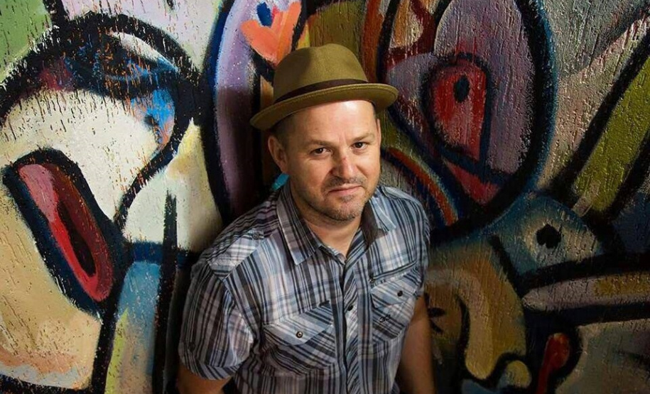 A Biblioteca Pública do Paraná promove nesta segunda-feira (7) mais um encontro do projeto Aventuras Literárias, com a participação do poeta Alvaro Posselt. Ele conversa com o público infantojuvenil sobre suas experiências como leitor e autor. O encontro acontece na Seção Infantil, às 14h30, com entrada gratuita. Curitiba03-10-2019 - Divulgação SECC