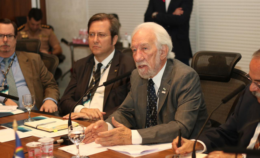 O vice-governador Darci Piana, durante reunião ordinária do Conselho Nacional dos Secretários de Estado da Justiça, da Cidadania, Direitos Humanos e Administração Penitenciária (Consej), no Gabinete de Gestão e Informações (GGI), no Palácio Iguaçu.
Foto: Camila Tonetti/Vice-givernadoria