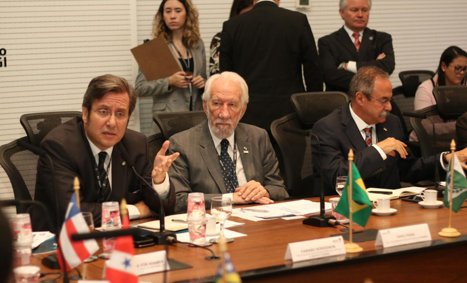 O vice-governador Darci Piana, durante reunião ordinária do Conselho Nacional dos Secretários de Estado da Justiça, da Cidadania, Direitos Humanos e Administração Penitenciária (Consej), no Gabinete de Gestão e Informações (GGI), no Palácio Iguaçu.
Foto: Camila Tonetti/Vice-givernadoria
