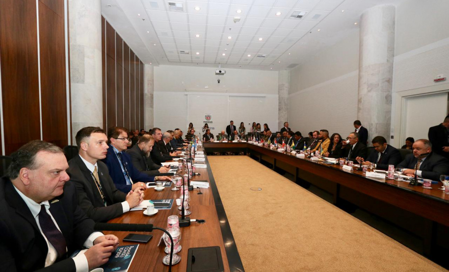 O vice-governador Darci Piana, durante reunião ordinária do Conselho Nacional dos Secretários de Estado da Justiça, da Cidadania, Direitos Humanos e Administração Penitenciária (Consej), no Gabinete de Gestão e Informações (GGI), no Palácio Iguaçu.
Foto: Camila Tonetti/Vice-givernadoria