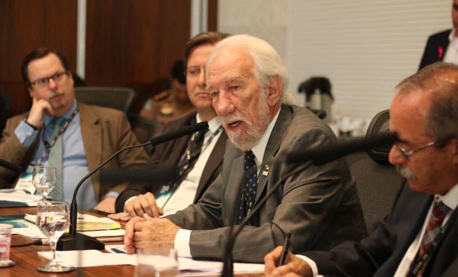 O vice-governador Darci Piana, durante reunião ordinária do Conselho Nacional dos Secretários de Estado da Justiça, da Cidadania, Direitos Humanos e Administração Penitenciária (Consej), no Gabinete de Gestão e Informações (GGI), no Palácio Iguaçu.
Foto: Camila Tonetti/Vice-givernadoria