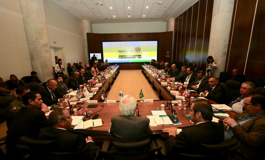 O vice-governador Darci Piana, durante reunião ordinária do Conselho Nacional dos Secretários de Estado da Justiça, da Cidadania, Direitos Humanos e Administração Penitenciária (Consej), no Gabinete de Gestão e Informações (GGI), no Palácio Iguaçu.
Foto: Camila Tonetti/Vice-givernadoria