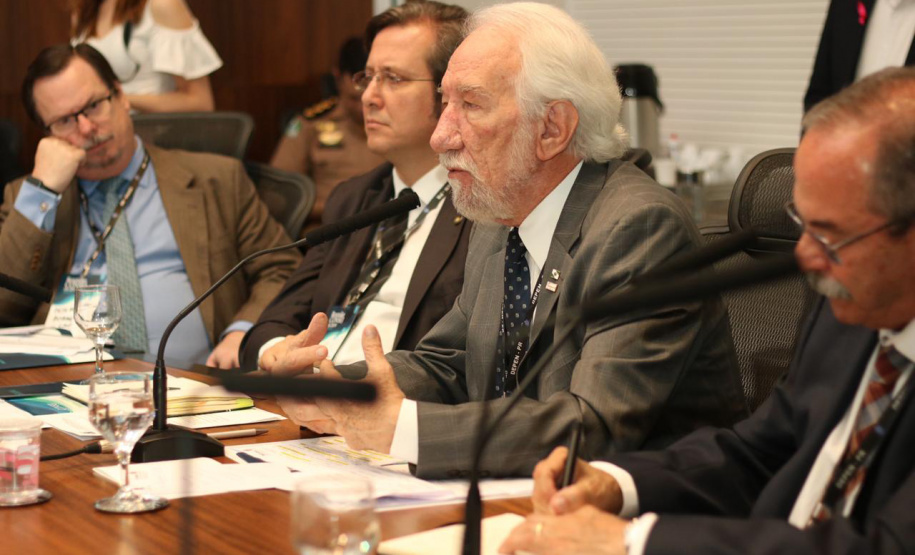 O vice-governador Darci Piana, durante reunião ordinária do Conselho Nacional dos Secretários de Estado da Justiça, da Cidadania, Direitos Humanos e Administração Penitenciária (Consej), no Gabinete de Gestão e Informações (GGI), no Palácio Iguaçu.
Foto: Camila Tonetti/Vice-givernadoria