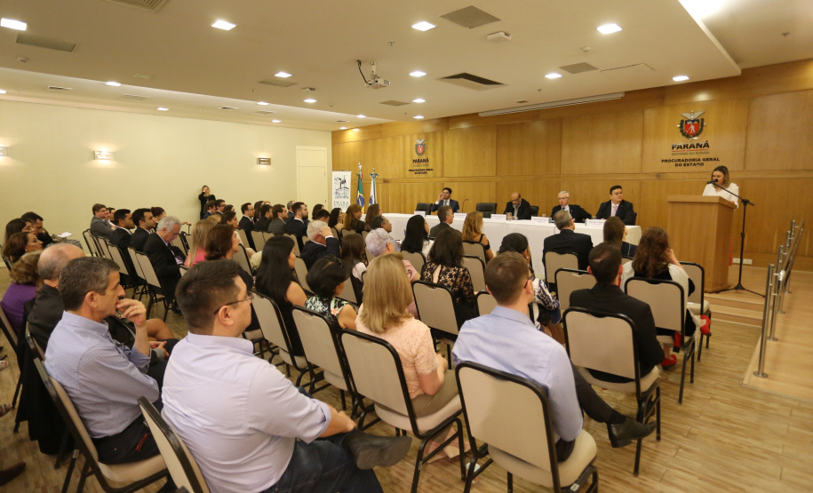 Tomaram posse nesta quinta-feira (03) dez novos procuradores estaduais aprovados no concurso promovido pela Procuradoria-Geral do Estado (PGE). Eles foram aprovados no XV Concurso Público para ingresso na carreira de Procurador do Estado do Paraná, promovido em 2015. Com a cerimônia de posse promovida pela PGE, o grupo inicia suas atividades na administração pública. Foto: José Fernando Ogura/AEN