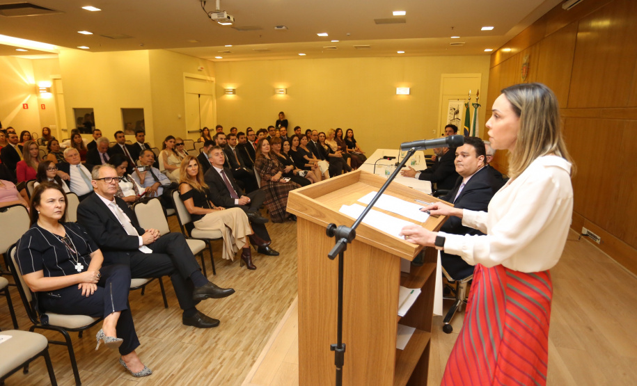 Tomaram posse nesta quinta-feira (03) dez novos procuradores estaduais aprovados no concurso promovido pela Procuradoria-Geral do Estado (PGE). Eles foram aprovados no XV Concurso Público para ingresso na carreira de Procurador do Estado do Paraná, promovido em 2015. Com a cerimônia de posse promovida pela PGE, o grupo inicia suas atividades na administração pública. Foto: José Fernando Ogura/AEN