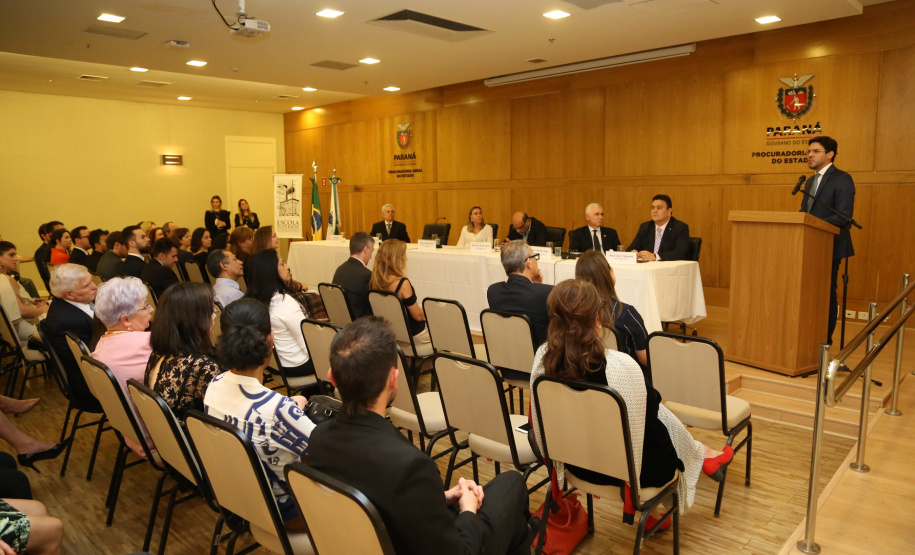 Tomaram posse nesta quinta-feira (03) dez novos procuradores estaduais aprovados no concurso promovido pela Procuradoria-Geral do Estado (PGE). Eles foram aprovados no XV Concurso Público para ingresso na carreira de Procurador do Estado do Paraná, promovido em 2015. Com a cerimônia de posse promovida pela PGE, o grupo inicia suas atividades na administração pública. Foto: José Fernando Ogura/AEN