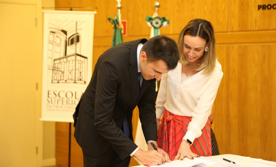 Tomaram posse nesta quinta-feira (03) dez novos procuradores estaduais aprovados no concurso promovido pela Procuradoria-Geral do Estado (PGE). Eles foram aprovados no XV Concurso Público para ingresso na carreira de Procurador do Estado do Paraná, promovido em 2015. Com a cerimônia de posse promovida pela PGE, o grupo inicia suas atividades na administração pública. Foto: José Fernando Ogura/AEN