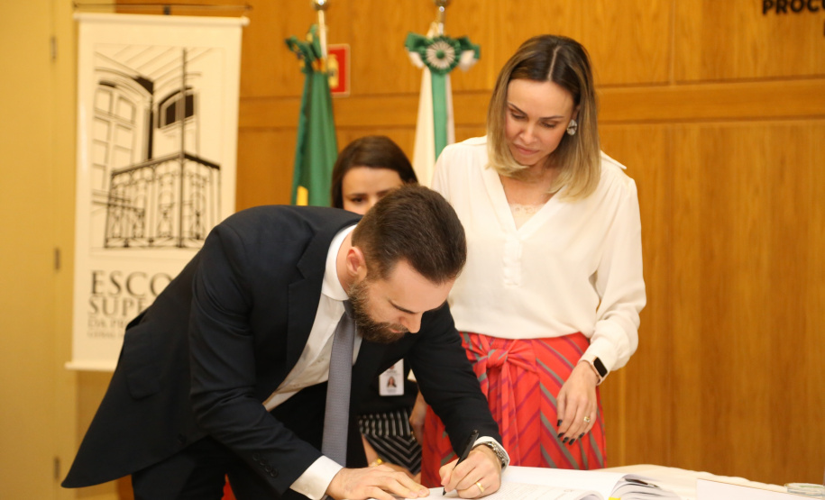 Tomaram posse nesta quinta-feira (03) dez novos procuradores estaduais aprovados no concurso promovido pela Procuradoria-Geral do Estado (PGE). Eles foram aprovados no XV Concurso Público para ingresso na carreira de Procurador do Estado do Paraná, promovido em 2015. Com a cerimônia de posse promovida pela PGE, o grupo inicia suas atividades na administração pública. Foto: José Fernando Ogura/AEN