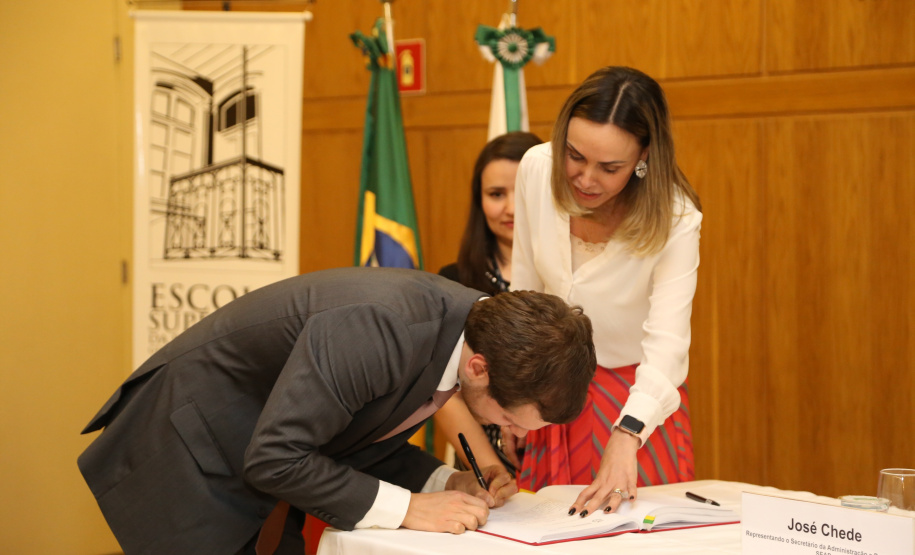 Tomaram posse nesta quinta-feira (03) dez novos procuradores estaduais aprovados no concurso promovido pela Procuradoria-Geral do Estado (PGE). Eles foram aprovados no XV Concurso Público para ingresso na carreira de Procurador do Estado do Paraná, promovido em 2015. Com a cerimônia de posse promovida pela PGE, o grupo inicia suas atividades na administração pública. Foto: José Fernando Ogura/AEN