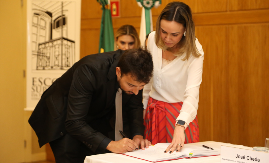 Tomaram posse nesta quinta-feira (03) dez novos procuradores estaduais aprovados no concurso promovido pela Procuradoria-Geral do Estado (PGE). Eles foram aprovados no XV Concurso Público para ingresso na carreira de Procurador do Estado do Paraná, promovido em 2015. Com a cerimônia de posse promovida pela PGE, o grupo inicia suas atividades na administração pública. Foto: José Fernando Ogura/AEN