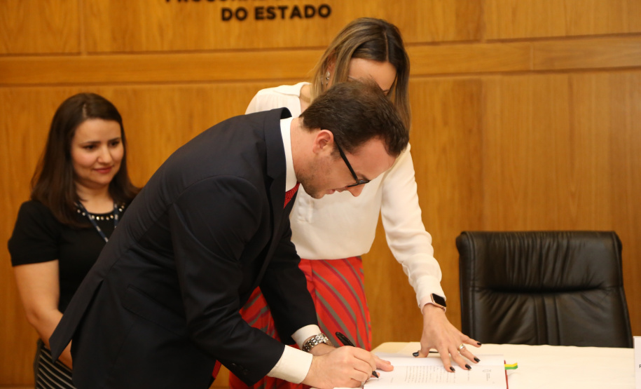 Tomaram posse nesta quinta-feira (03) dez novos procuradores estaduais aprovados no concurso promovido pela Procuradoria-Geral do Estado (PGE). Eles foram aprovados no XV Concurso Público para ingresso na carreira de Procurador do Estado do Paraná, promovido em 2015. Com a cerimônia de posse promovida pela PGE, o grupo inicia suas atividades na administração pública. Foto: José Fernando Ogura/AEN