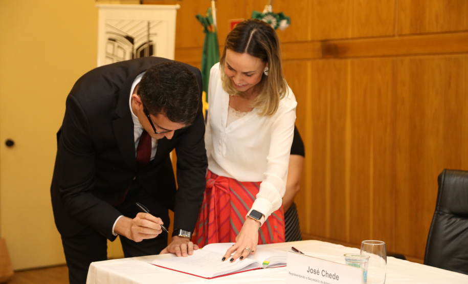 Tomaram posse nesta quinta-feira (03) dez novos procuradores estaduais aprovados no concurso promovido pela Procuradoria-Geral do Estado (PGE). Eles foram aprovados no XV Concurso Público para ingresso na carreira de Procurador do Estado do Paraná, promovido em 2015. Com a cerimônia de posse promovida pela PGE, o grupo inicia suas atividades na administração pública. Foto: José Fernando Ogura/AEN