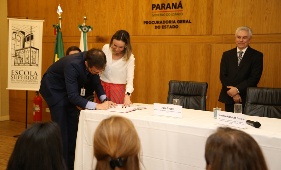 Tomaram posse nesta quinta-feira (03) dez novos procuradores estaduais aprovados no concurso promovido pela Procuradoria-Geral do Estado (PGE). Eles foram aprovados no XV Concurso Público para ingresso na carreira de Procurador do Estado do Paraná, promovido em 2015. Com a cerimônia de posse promovida pela PGE, o grupo inicia suas atividades na administração pública. Foto: José Fernando Ogura/AEN