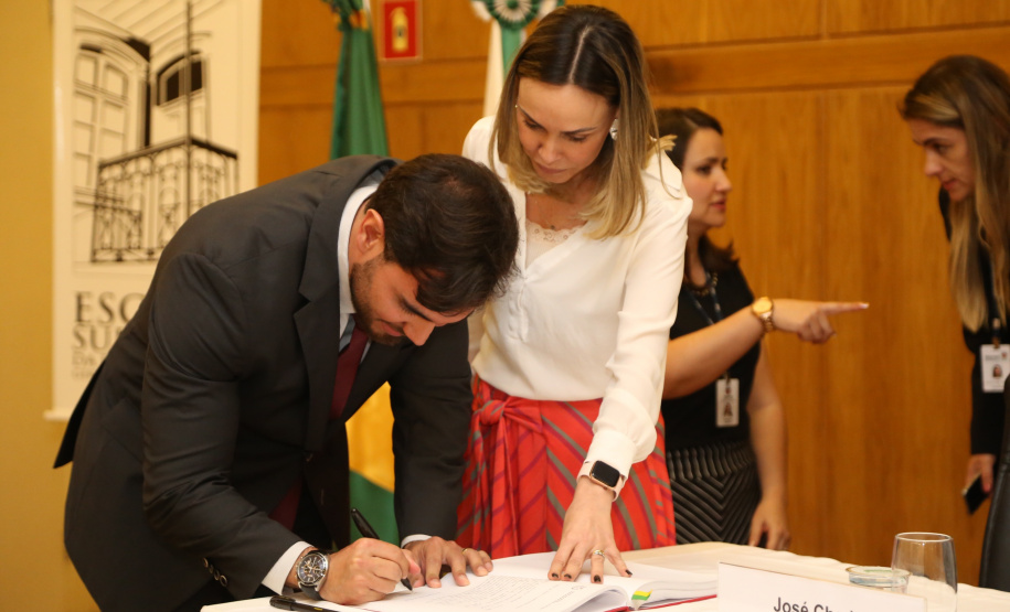 Tomaram posse nesta quinta-feira (03) dez novos procuradores estaduais aprovados no concurso promovido pela Procuradoria-Geral do Estado (PGE). Eles foram aprovados no XV Concurso Público para ingresso na carreira de Procurador do Estado do Paraná, promovido em 2015. Com a cerimônia de posse promovida pela PGE, o grupo inicia suas atividades na administração pública. Foto: José Fernando Ogura/AEN