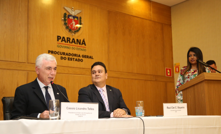 Tomaram posse nesta quinta-feira (03) dez novos procuradores estaduais aprovados no concurso promovido pela Procuradoria-Geral do Estado (PGE). Eles foram aprovados no XV Concurso Público para ingresso na carreira de Procurador do Estado do Paraná, promovido em 2015. Com a cerimônia de posse promovida pela PGE, o grupo inicia suas atividades na administração pública. Foto: José Fernando Ogura/AEN