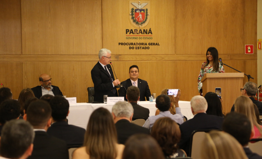 Tomaram posse nesta quinta-feira (03) dez novos procuradores estaduais aprovados no concurso promovido pela Procuradoria-Geral do Estado (PGE). Eles foram aprovados no XV Concurso Público para ingresso na carreira de Procurador do Estado do Paraná, promovido em 2015. Com a cerimônia de posse promovida pela PGE, o grupo inicia suas atividades na administração pública. Foto: José Fernando Ogura/AEN
