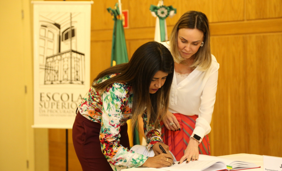 Tomaram posse nesta quinta-feira (03) dez novos procuradores estaduais aprovados no concurso promovido pela Procuradoria-Geral do Estado (PGE). Eles foram aprovados no XV Concurso Público para ingresso na carreira de Procurador do Estado do Paraná, promovido em 2015. Com a cerimônia de posse promovida pela PGE, o grupo inicia suas atividades na administração pública. Foto: José Fernando Ogura/AEN