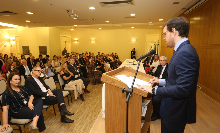 Tomaram posse nesta quinta-feira (03) dez novos procuradores estaduais aprovados no concurso promovido pela Procuradoria-Geral do Estado (PGE). Eles foram aprovados no XV Concurso Público para ingresso na carreira de Procurador do Estado do Paraná, promovido em 2015. Com a cerimônia de posse promovida pela PGE, o grupo inicia suas atividades na administração pública. Foto: José Fernando Ogura/AEN