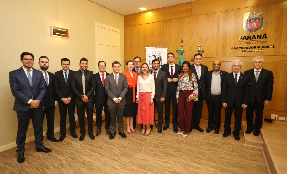 Tomaram posse nesta quinta-feira (03) dez novos procuradores estaduais aprovados no concurso promovido pela Procuradoria-Geral do Estado (PGE). Eles foram aprovados no XV Concurso Público para ingresso na carreira de Procurador do Estado do Paraná, promovido em 2015. Com a cerimônia de posse promovida pela PGE, o grupo inicia suas atividades na administração pública. Foto: José Fernando Ogura/AEN