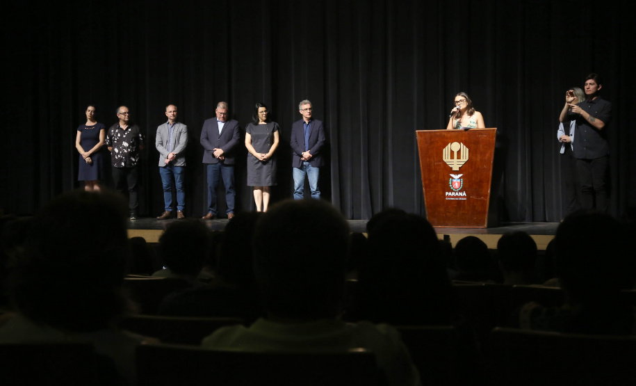 Os profissionais que trabalham na área cultural do Paraná terão acesso a cursos de extensão e pós-graduação gratuitos a partir do ano que vem. O secretário de Estado da Comunicação Social e da Cultura, Hudson José, assinou nesta quinta-feira (03), em Londrina (Norte), o termo de parceria com a Universidade Estadual de Ponta Grossa (UEPG), que ofertará os cursos na modalidade de Educação a Distância (EAD) para gestores, produtores e conselheiros de cultura.
