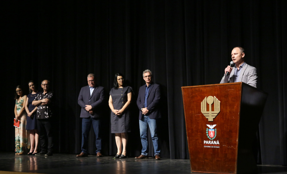 Os profissionais que trabalham na área cultural do Paraná terão acesso a cursos de extensão e pós-graduação gratuitos a partir do ano que vem. O secretário de Estado da Comunicação Social e da Cultura, Hudson José, assinou nesta quinta-feira (03), em Londrina (Norte), o termo de parceria com a Universidade Estadual de Ponta Grossa (UEPG), que ofertará os cursos na modalidade de Educação a Distância (EAD) para gestores, produtores e conselheiros de cultura.