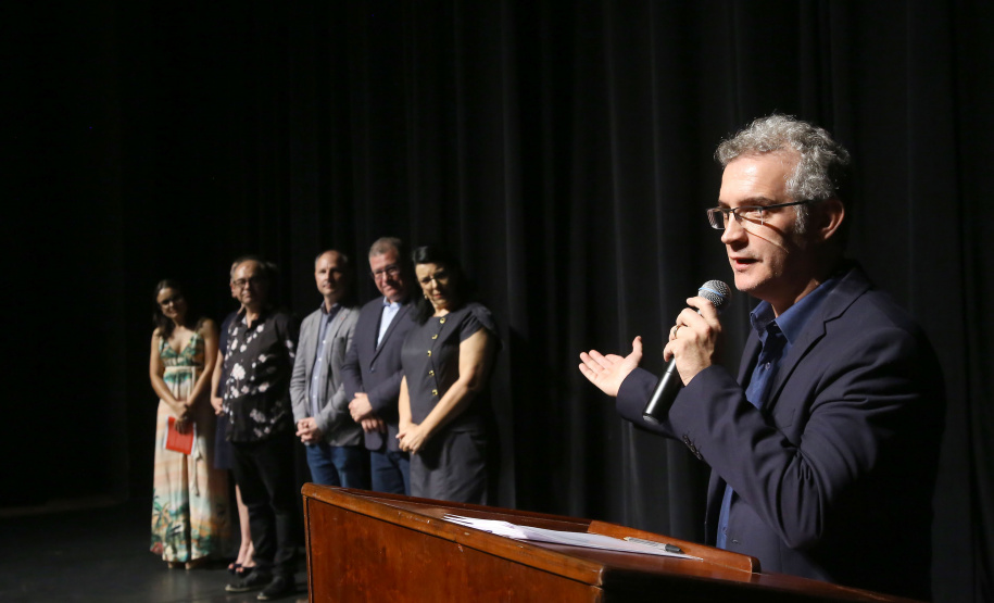 Os profissionais que trabalham na área cultural do Paraná terão acesso a cursos de extensão e pós-graduação gratuitos a partir do ano que vem. O secretário de Estado da Comunicação Social e da Cultura, Hudson José, assinou nesta quinta-feira (03), em Londrina (Norte), o termo de parceria com a Universidade Estadual de Ponta Grossa (UEPG), que ofertará os cursos na modalidade de Educação a Distância (EAD) para gestores, produtores e conselheiros de cultura.