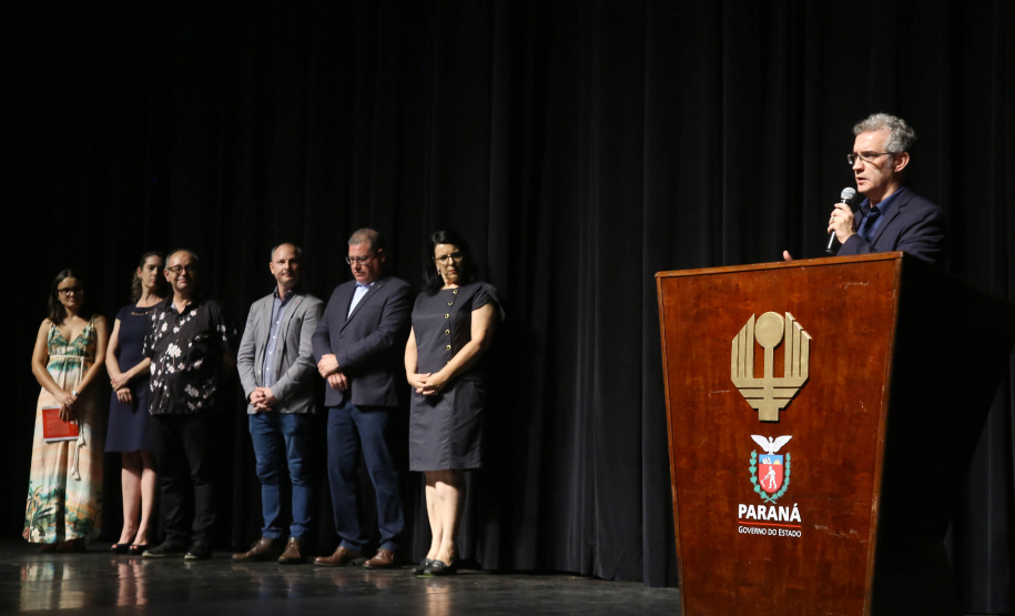 Os profissionais que trabalham na área cultural do Paraná terão acesso a cursos de extensão e pós-graduação gratuitos a partir do ano que vem. O secretário de Estado da Comunicação Social e da Cultura, Hudson José, assinou nesta quinta-feira (03), em Londrina (Norte), o termo de parceria com a Universidade Estadual de Ponta Grossa (UEPG), que ofertará os cursos na modalidade de Educação a Distância (EAD) para gestores, produtores e conselheiros de cultura.