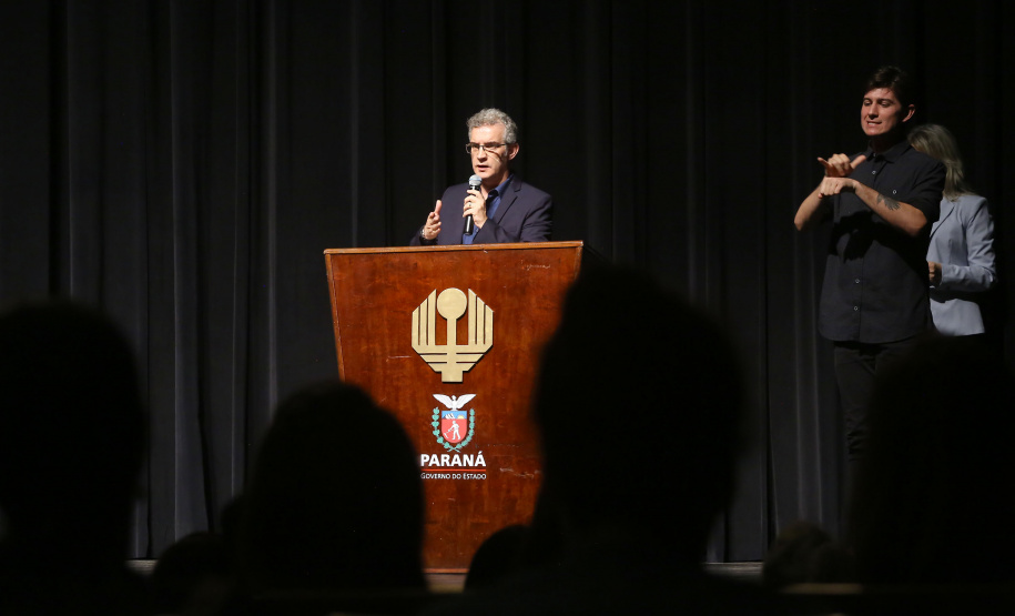 Os profissionais que trabalham na área cultural do Paraná terão acesso a cursos de extensão e pós-graduação gratuitos a partir do ano que vem. O secretário de Estado da Comunicação Social e da Cultura, Hudson José, assinou nesta quinta-feira (03), em Londrina (Norte), o termo de parceria com a Universidade Estadual de Ponta Grossa (UEPG), que ofertará os cursos na modalidade de Educação a Distância (EAD) para gestores, produtores e conselheiros de cultura.