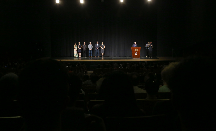 Os profissionais que trabalham na área cultural do Paraná terão acesso a cursos de extensão e pós-graduação gratuitos a partir do ano que vem. O secretário de Estado da Comunicação Social e da Cultura, Hudson José, assinou nesta quinta-feira (03), em Londrina (Norte), o termo de parceria com a Universidade Estadual de Ponta Grossa (UEPG), que ofertará os cursos na modalidade de Educação a Distância (EAD) para gestores, produtores e conselheiros de cultura.