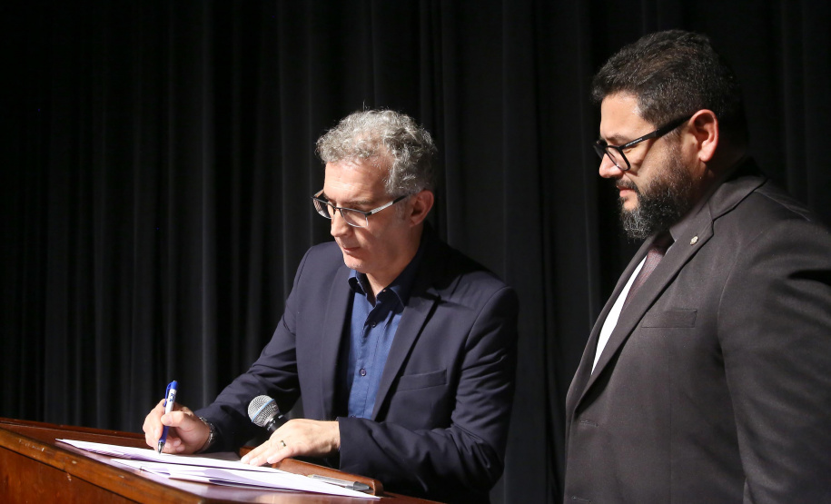 Os profissionais que trabalham na área cultural do Paraná terão acesso a cursos de extensão e pós-graduação gratuitos a partir do ano que vem. O secretário de Estado da Comunicação Social e da Cultura, Hudson José, assinou nesta quinta-feira (03), em Londrina (Norte), o termo de parceria com a Universidade Estadual de Ponta Grossa (UEPG), que ofertará os cursos na modalidade de Educação a Distância (EAD) para gestores, produtores e conselheiros de cultura.