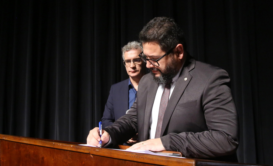 Os profissionais que trabalham na área cultural do Paraná terão acesso a cursos de extensão e pós-graduação gratuitos a partir do ano que vem. O secretário de Estado da Comunicação Social e da Cultura, Hudson José, assinou nesta quinta-feira (03), em Londrina (Norte), o termo de parceria com a Universidade Estadual de Ponta Grossa (UEPG), que ofertará os cursos na modalidade de Educação a Distância (EAD) para gestores, produtores e conselheiros de cultura.