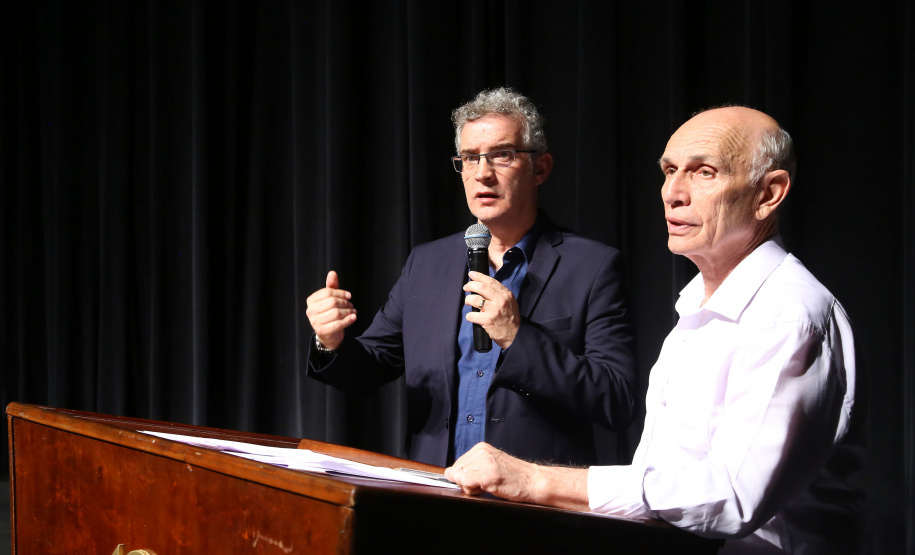 Os profissionais que trabalham na área cultural do Paraná terão acesso a cursos de extensão e pós-graduação gratuitos a partir do ano que vem. O secretário de Estado da Comunicação Social e da Cultura, Hudson José, assinou nesta quinta-feira (03), em Londrina (Norte), o termo de parceria com a Universidade Estadual de Ponta Grossa (UEPG), que ofertará os cursos na modalidade de Educação a Distância (EAD) para gestores, produtores e conselheiros de cultura.