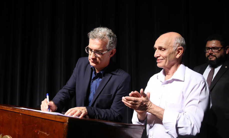 Os profissionais que trabalham na área cultural do Paraná terão acesso a cursos de extensão e pós-graduação gratuitos a partir do ano que vem. O secretário de Estado da Comunicação Social e da Cultura, Hudson José, assinou nesta quinta-feira (03), em Londrina (Norte), o termo de parceria com a Universidade Estadual de Ponta Grossa (UEPG), que ofertará os cursos na modalidade de Educação a Distância (EAD) para gestores, produtores e conselheiros de cultura.