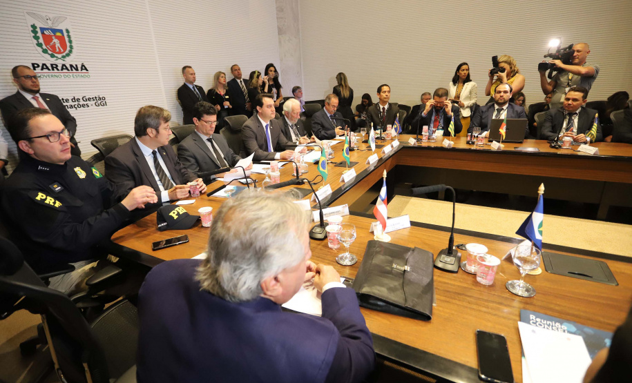 O governador Carlos Massa Ratinho Junior e o ministro da Justiça Sergio Moro, participaram da Encontro do Conselho Nacional de Secretários de Estado da Justiça, Cidadania, Direitos Humanos e Administração Penitenciária. Participaram: os secretários: de Segurança Pública, cel. Romulo Marinho Soares; entre outros.Curitiba, 04-10-19.Foto: Arnaldo Alves / AEN.