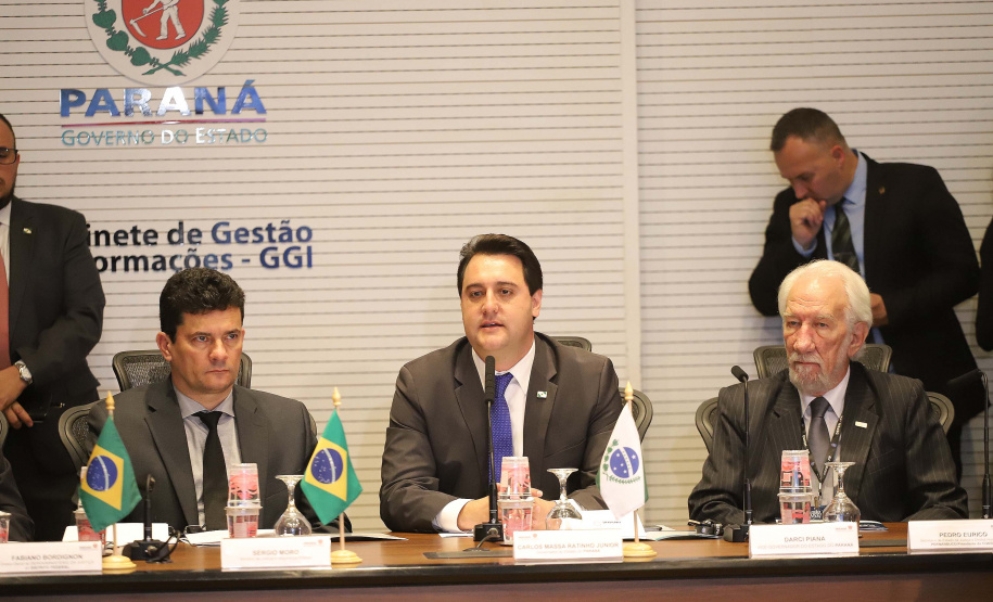O governador Carlos Massa Ratinho Junior e o ministro da Justiça Sergio Moro, participaram da Encontro do Conselho Nacional de Secretários de Estado da Justiça, Cidadania, Direitos Humanos e Administração Penitenciária. Participaram: os secretários: de Segurança Pública, cel. Romulo Marinho Soares; entre outros.Curitiba, 04-10-19.Foto: Arnaldo Alves / AEN.