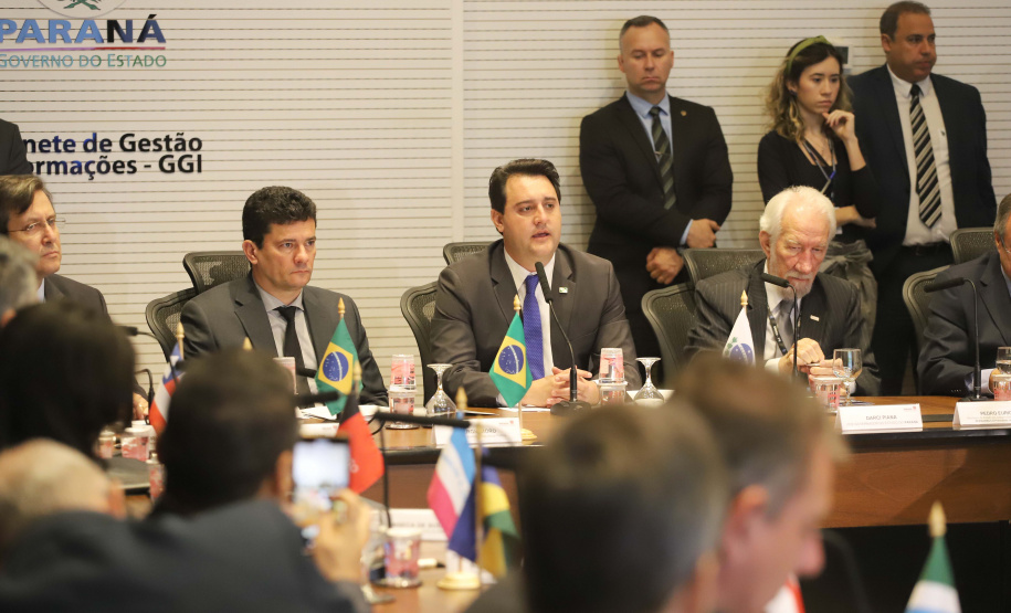 O governador Carlos Massa Ratinho Junior e o ministro da Justiça Sergio Moro, participaram da Encontro do Conselho Nacional de Secretários de Estado da Justiça, Cidadania, Direitos Humanos e Administração Penitenciária. Participaram: os secretários: de Segurança Pública, cel. Romulo Marinho Soares; entre outros.Curitiba, 04-10-19.Foto: Arnaldo Alves / AEN.