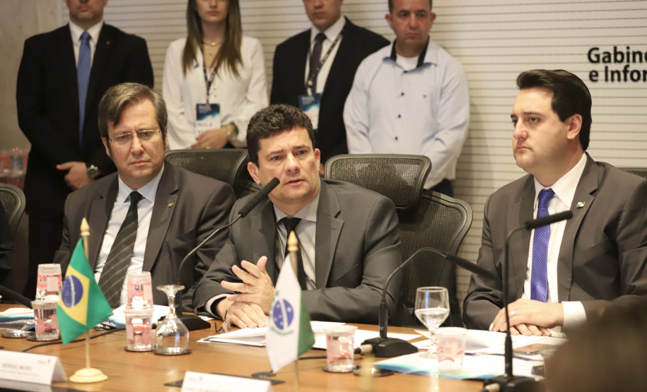 O governador Carlos Massa Ratinho Junior e o ministro da Justiça Sergio Moro, participaram da Encontro do Conselho Nacional de Secretários de Estado da Justiça, Cidadania, Direitos Humanos e Administração Penitenciária. Participaram: os secretários: de Segurança Pública, cel. Romulo Marinho Soares; entre outros.Curitiba, 04-10-19.Foto: Arnaldo Alves / AEN.