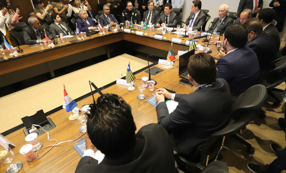 O governador Carlos Massa Ratinho Junior e o ministro da Justiça Sergio Moro, participaram da Encontro do Conselho Nacional de Secretários de Estado da Justiça, Cidadania, Direitos Humanos e Administração Penitenciária. Participaram: os secretários: de Segurança Pública, cel. Romulo Marinho Soares; entre outros.Curitiba, 04-10-19.Foto: Arnaldo Alves / AEN.