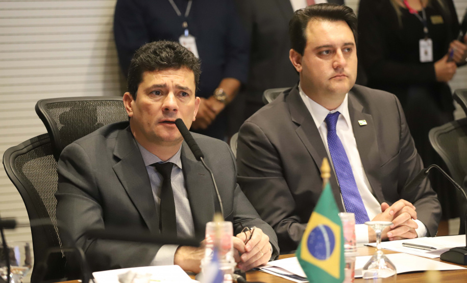O governador Carlos Massa Ratinho Junior e o ministro da Justiça Sergio Moro, participaram da Encontro do Conselho Nacional de Secretários de Estado da Justiça, Cidadania, Direitos Humanos e Administração Penitenciária. Participaram: os secretários: de Segurança Pública, cel. Romulo Marinho Soares; entre outros.Curitiba, 04-10-19.Foto: Arnaldo Alves / AEN.